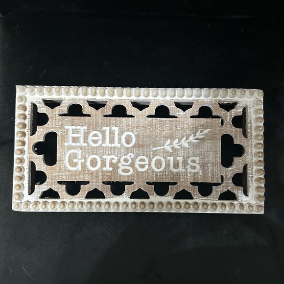 Hello gorgeous decor - Picture 1 of 2